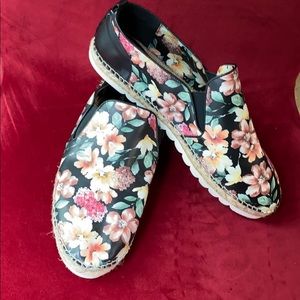New floral color flat Espadrilles.
